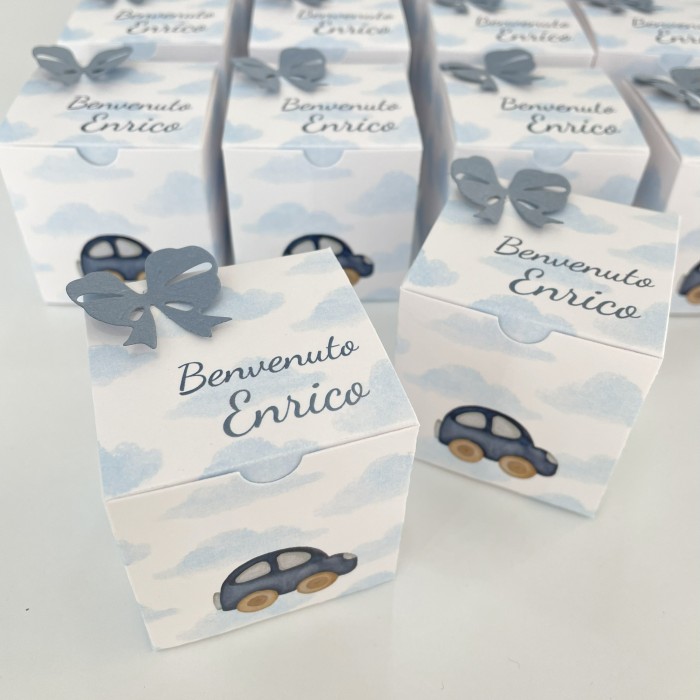 BabyCube Box Cars - Scatolina nascita elegante grafica macchinine e fiocchetto in rilievo