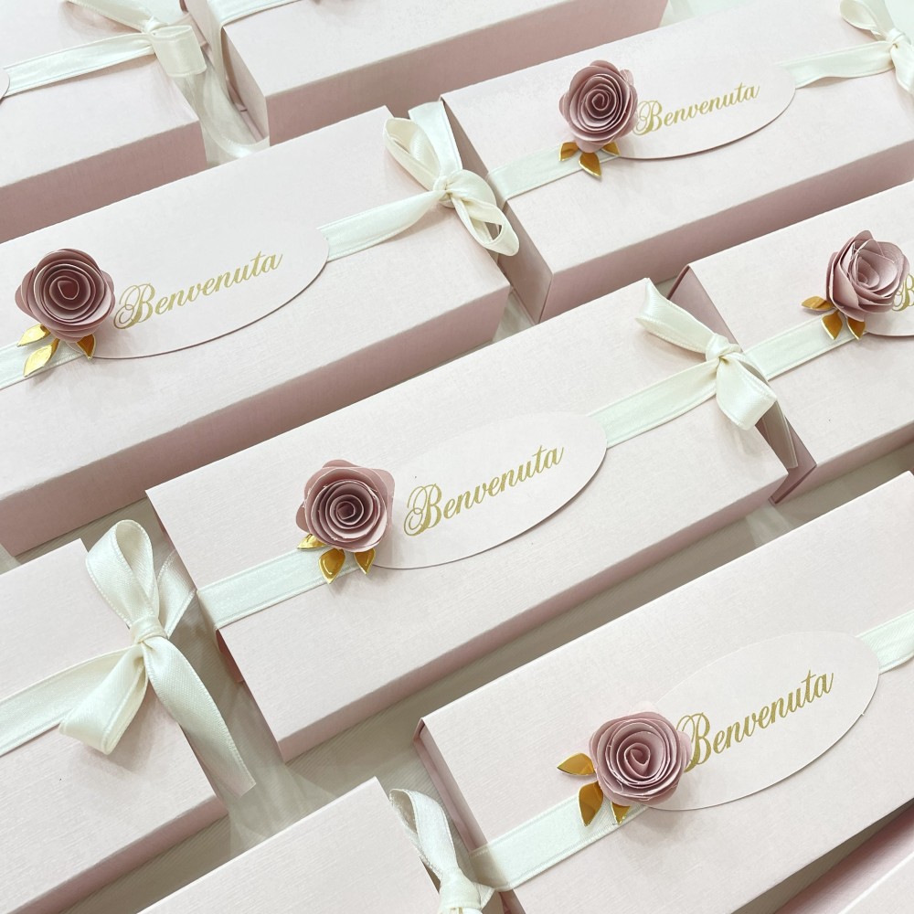 Scatola portaconfetti nascita con rosa in rilievo