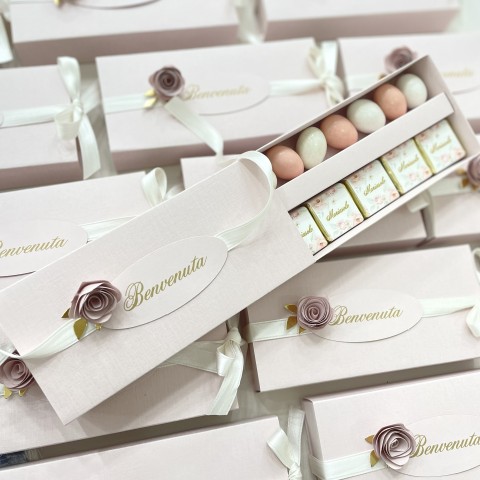 Scatola portaconfetti nascita con rosa in rilievo